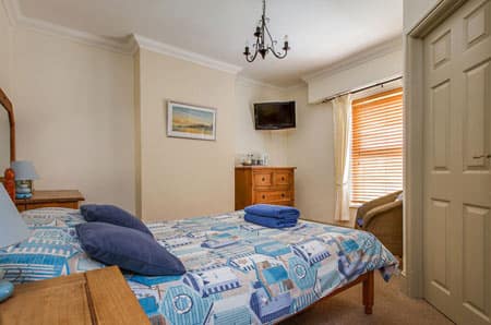 Alternative view of the rear double bedroom at Alverstone B&B